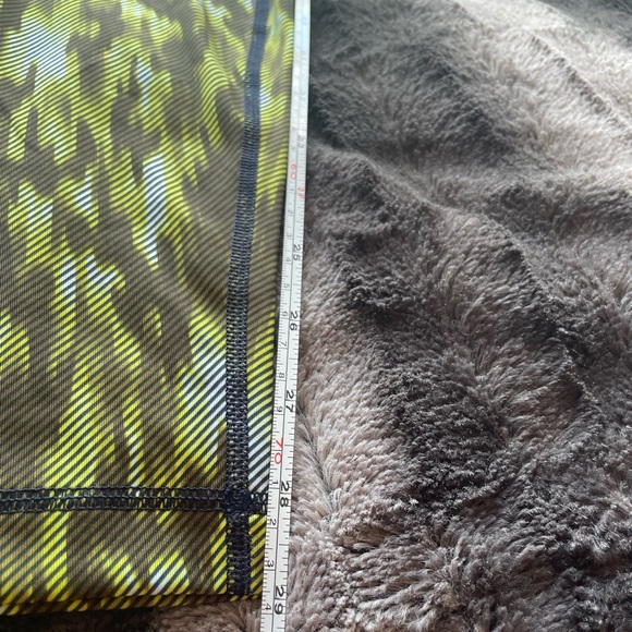 WORN ONCE-NEVER USED TO WORKOUT. Lululemon Wunder Under leggings - SIZE 4 - Picture 8 of 8